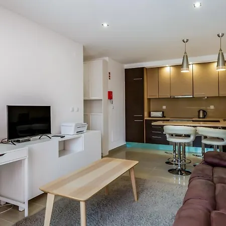 Luminous 2 Bdr W/pool By Lovelystay *